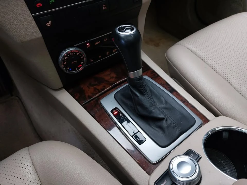 2010 Mercedes-Benz GLK-Class - Image 9 of 10