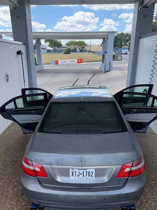 2010 Mercedes-Benz EQE - Image 9 of 17