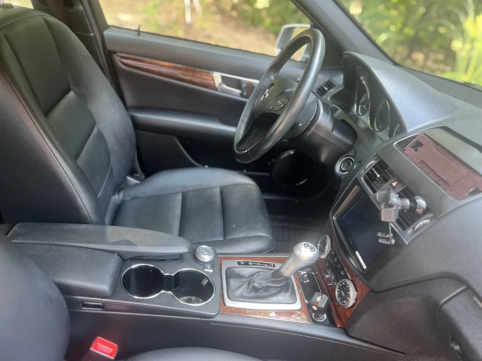 2010 Mercedes-Benz W204 C-Class - Image 11 of 17