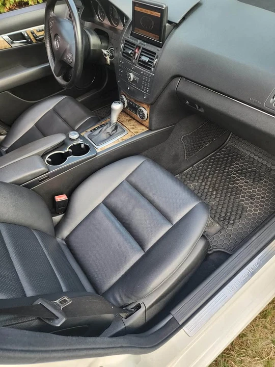 2010 Mercedes-Benz W204 C-Class - Image 14 of 19