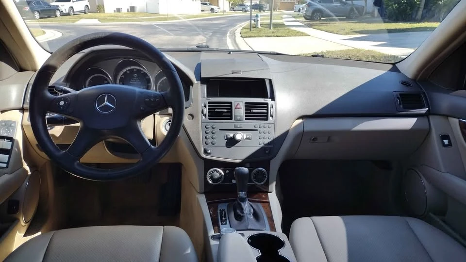 2010 Mercedes-Benz W204 C-Class - Image 7 of 9
