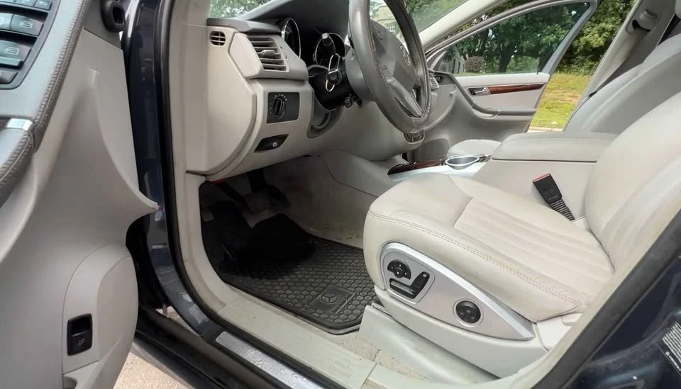 2010 Mercedes-Benz W251 R-Class - Image 2 of 15