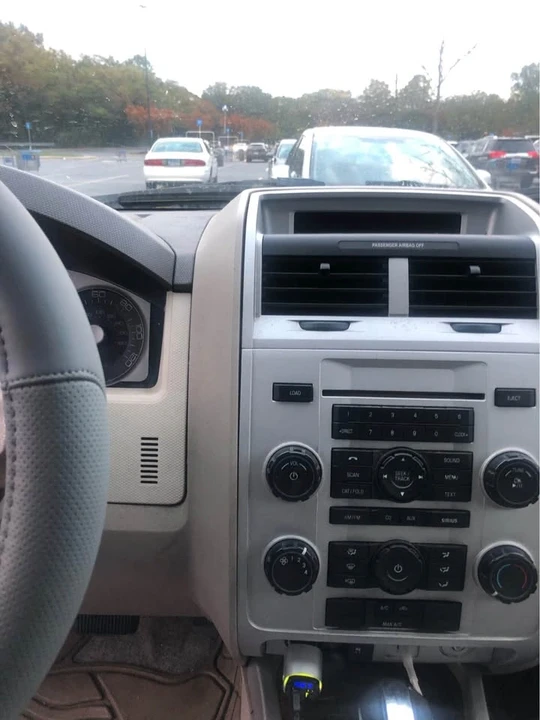 2010 Mercury - Image 4 of 7