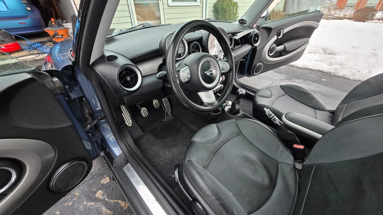 2010 Mini Mini Cooper S 1st Gen - Image 12 of 19