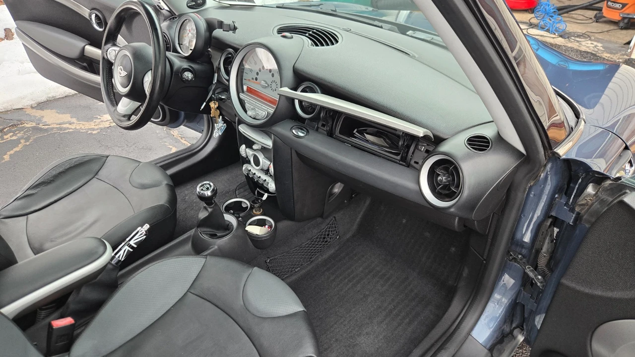 2010 Mini Mini Cooper S 1st Gen - Image 16 of 19