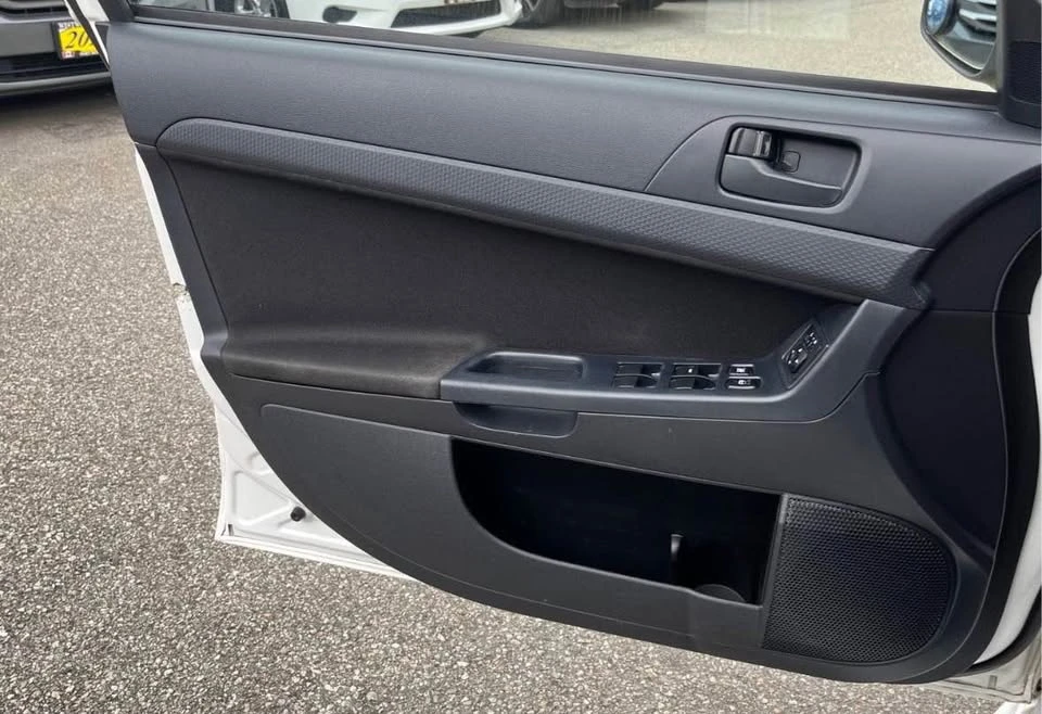 2010 Mitsubishi Lancer - Image 11 of 12