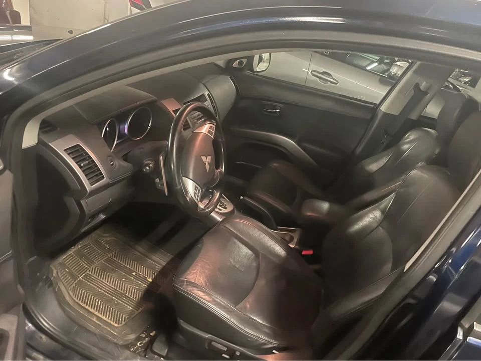 2010 Mitsubishi Outlander - Image 10 of 18