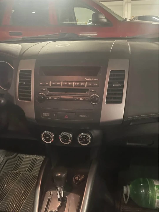 2010 Mitsubishi Outlander - Image 16 of 18