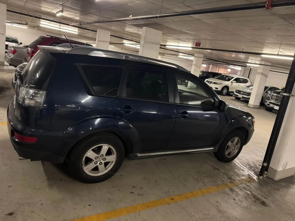 2010 Mitsubishi Outlander - Image 2 of 18