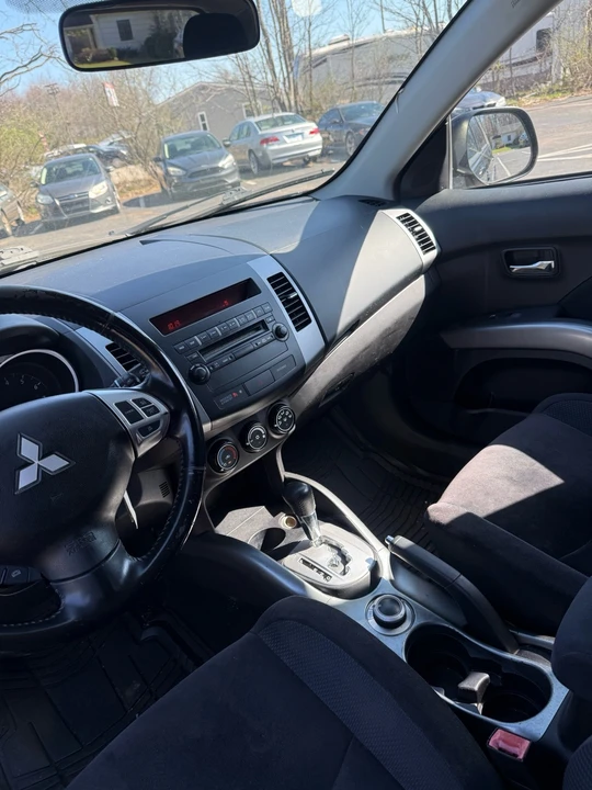 2010 Mitsubishi Outlander - Image 10 of 12
