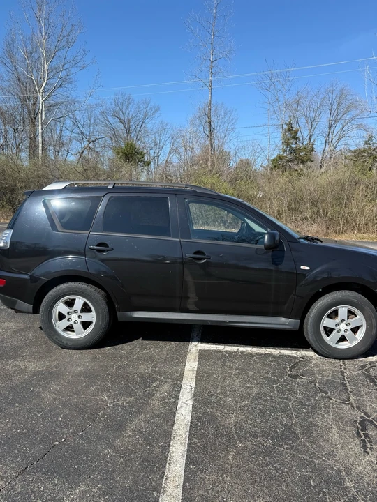 2010 Mitsubishi Outlander - Image 4 of 12