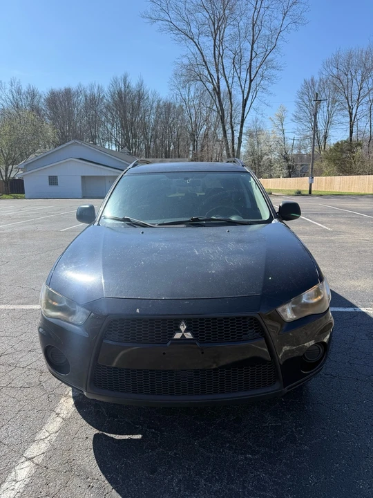2010 Mitsubishi Outlander - Image 2 of 12