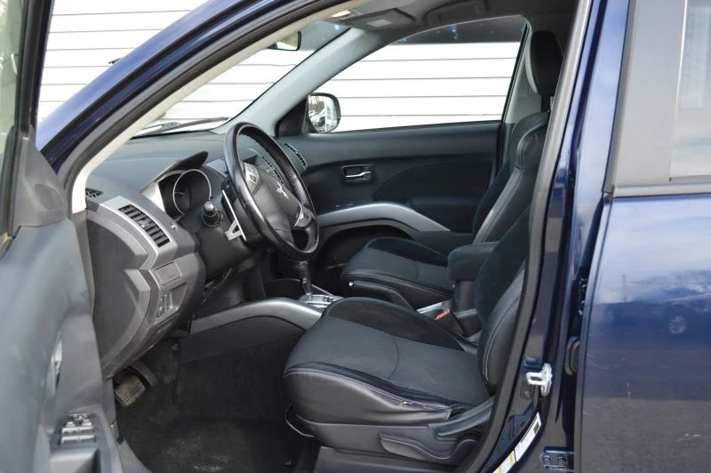2010 Mitsubishi Outlander - Image 10 of 12