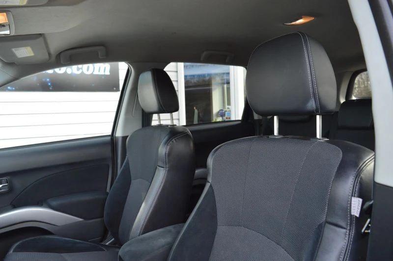 2010 Mitsubishi Outlander - Image 11 of 12