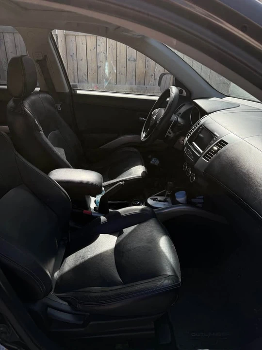 2010 Mitsubishi Outlander - Image 4 of 10