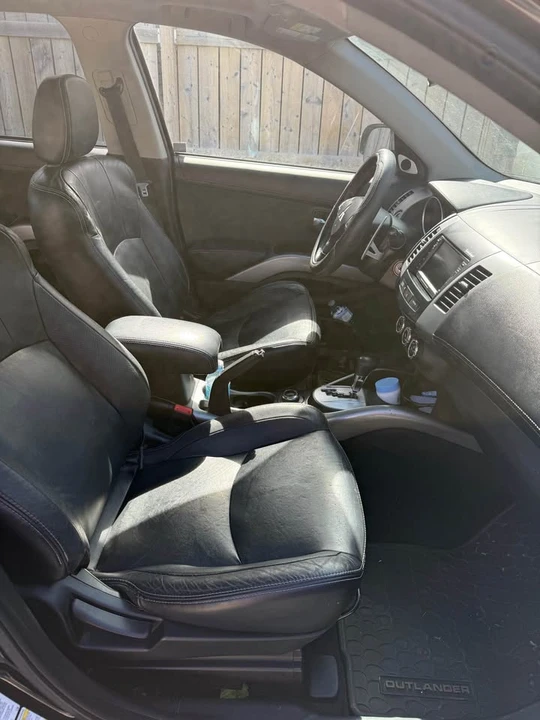 2010 Mitsubishi Outlander - Image 3 of 10