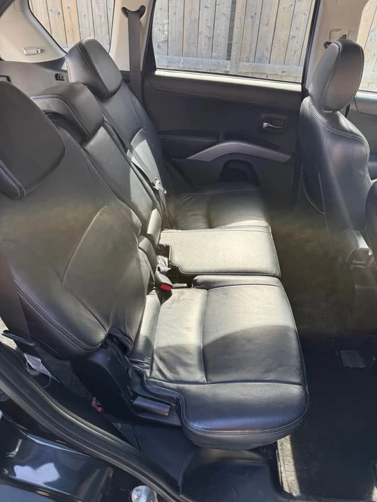 2010 Mitsubishi Outlander - Image 2 of 10