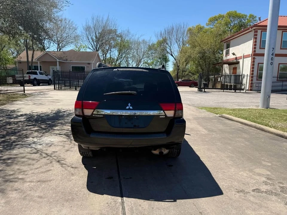 2010 Mitsubishi Endeavor - Image 11 of 20