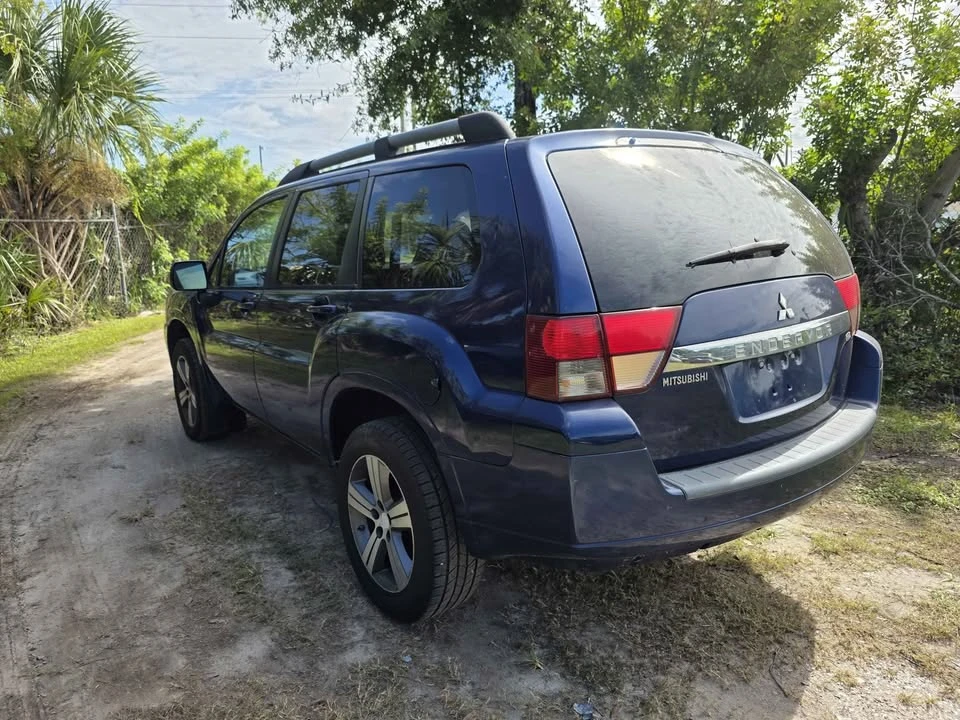 2010 Mitsubishi Endeavor - Image 9 of 11