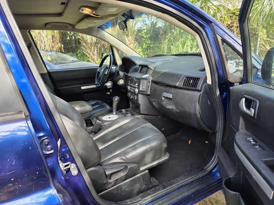 2010 Mitsubishi Endeavor - Image 8 of 11