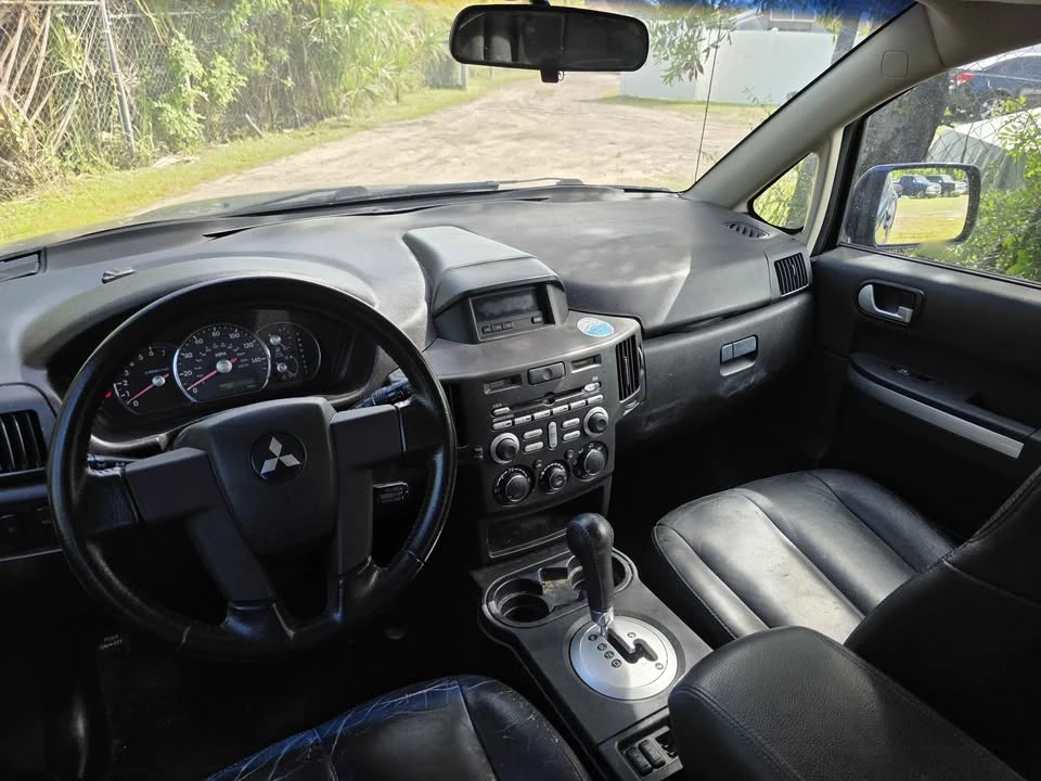 2010 Mitsubishi Endeavor - Image 7 of 11