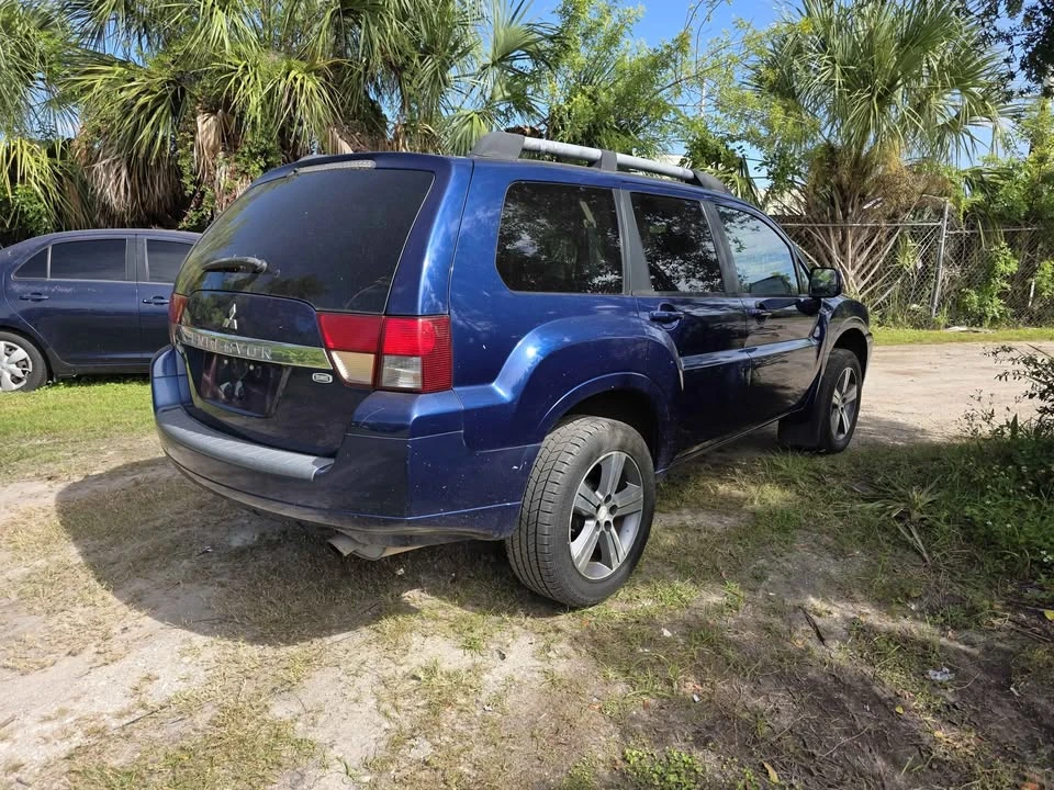 2010 Mitsubishi Endeavor - Image 10 of 11