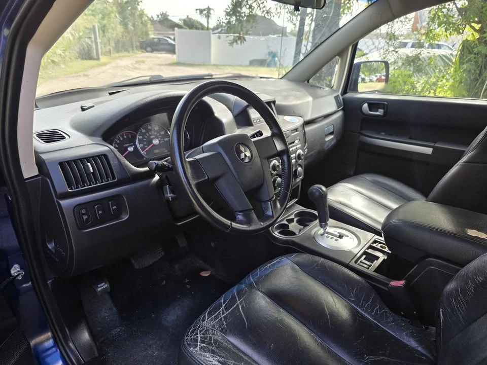 2010 Mitsubishi Endeavor - Image 6 of 11