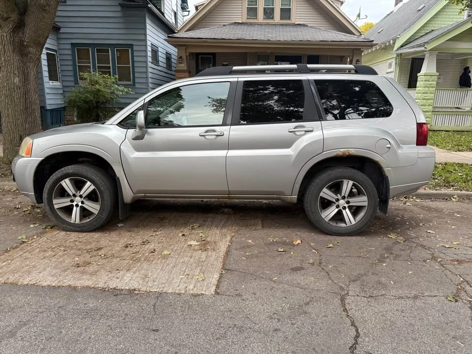 2010 Mitsubishi Endeavor - Image 3 of 8