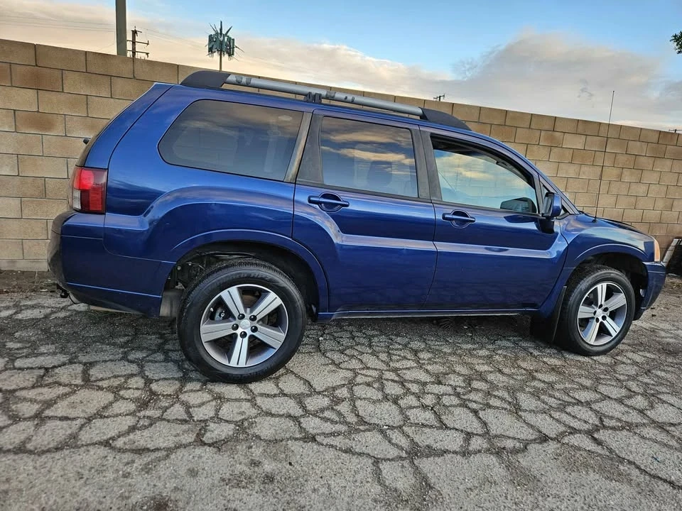 2010 Mitsubishi Endeavor - Image 13 of 17