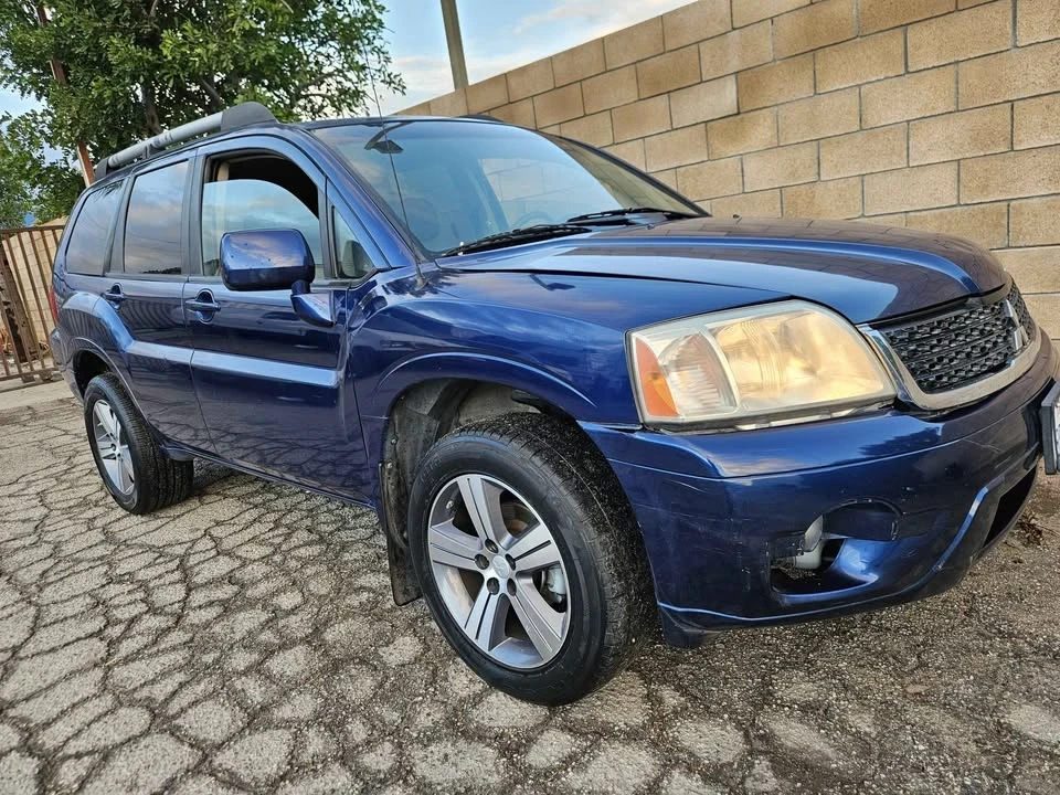 2010 Mitsubishi Endeavor - Image 10 of 17
