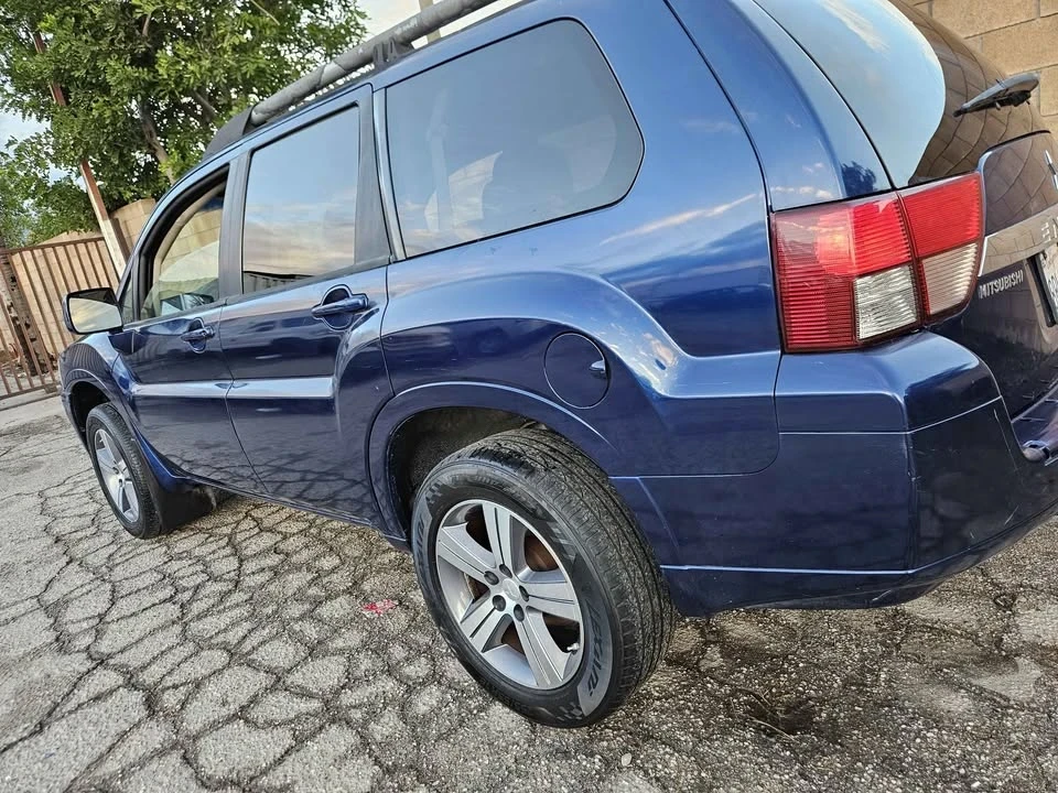 2010 Mitsubishi Endeavor - Image 9 of 17
