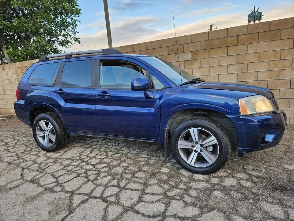 2010 Mitsubishi Endeavor - Image 11 of 17