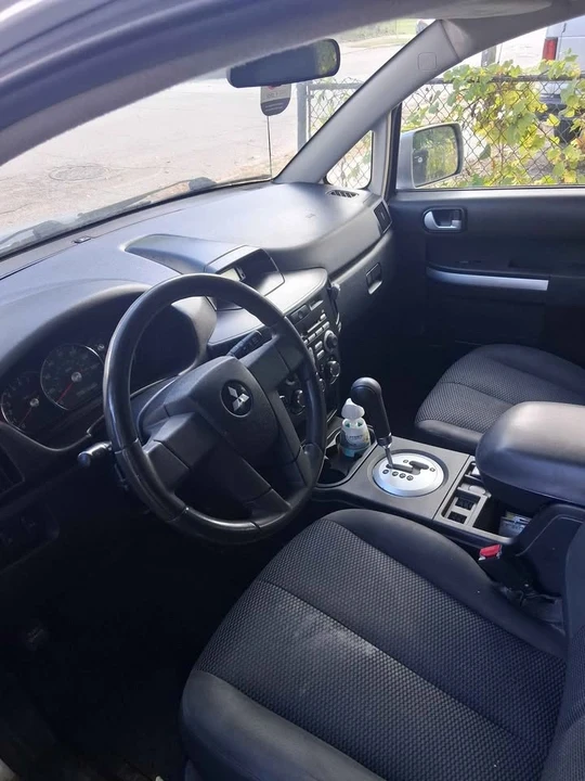 2010 Mitsubishi Endeavor - Image 11 of 12