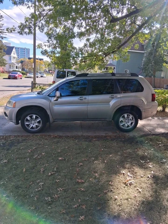 2010 Mitsubishi Endeavor - Image 8 of 12
