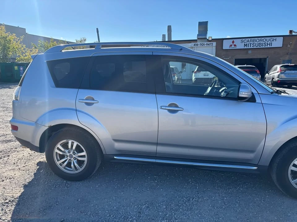 2010 Mitsubishi Outlander - Image 2 of 8