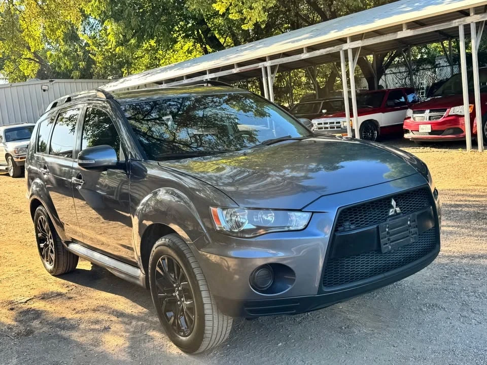 2010 Mitsubishi Outlander - Image 3 of 10