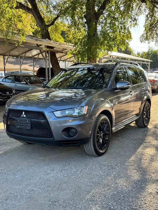 2010 Mitsubishi Outlander - Image 2 of 10