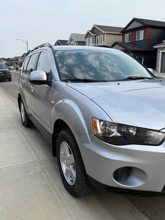 2010 Mitsubishi Outlander - Image 4 of 10