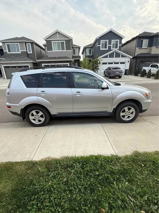 2010 Mitsubishi Outlander - Image 2 of 10