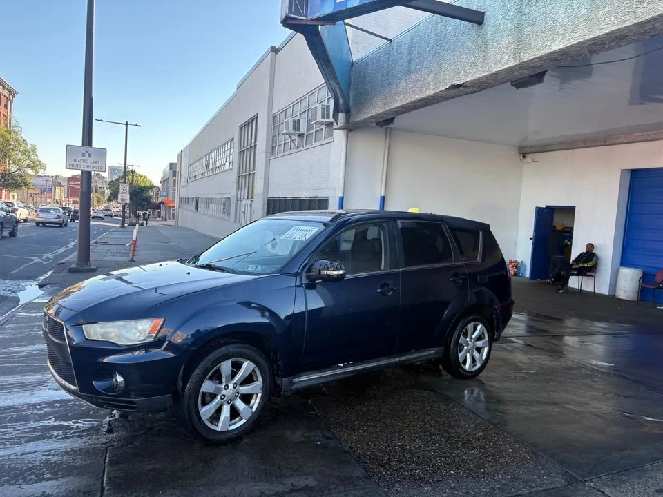 2010 Mitsubishi Outlander - Image 2 of 10