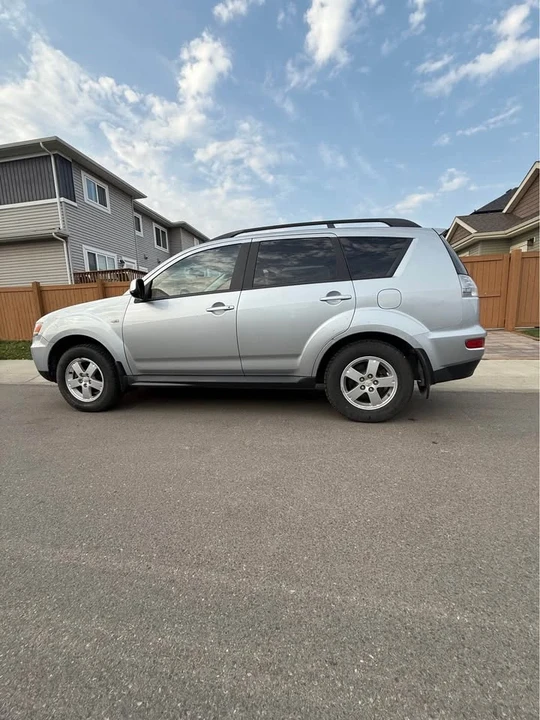 2010 Mitsubishi Outlander - Image 3 of 10