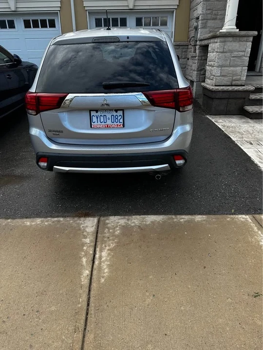 2010 Mitsubishi Outlander - Image 3 of 6