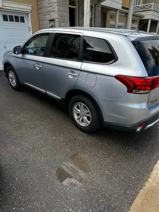 2010 Mitsubishi Outlander - Image 2 of 6