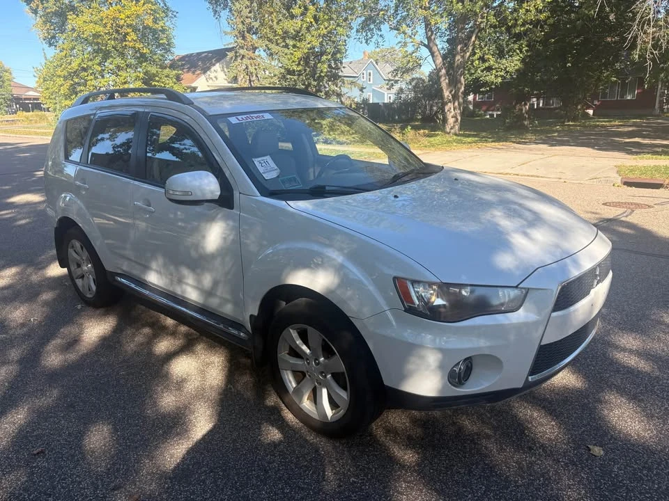 2010 Mitsubishi Outlander - Image 2 of 4