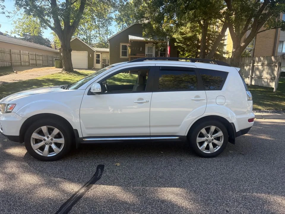 2010 Mitsubishi Outlander - Image 3 of 4