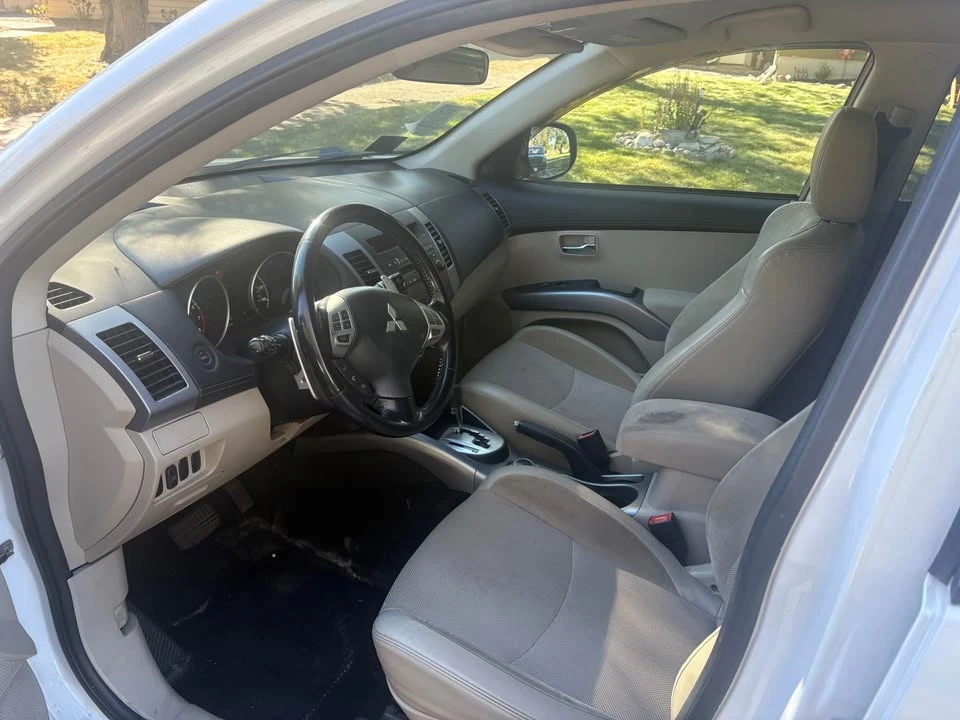 2010 Mitsubishi Outlander - Image 4 of 4