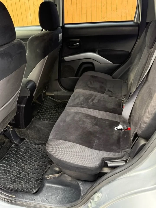 2010 Mitsubishi Outlander - Image 10 of 10