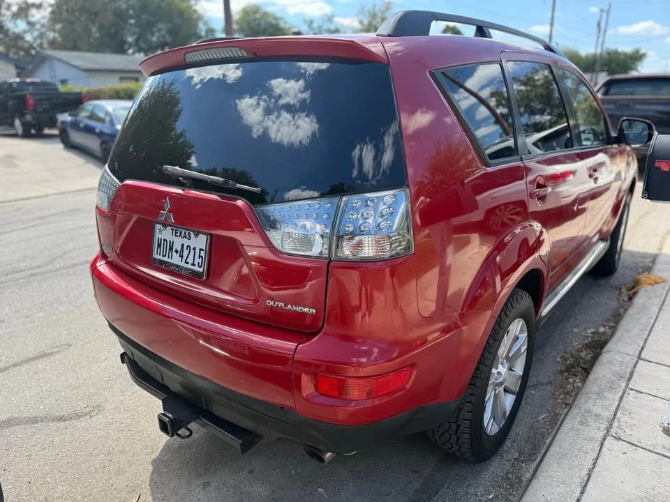 2010 Mitsubishi Outlander - Image 2 of 11