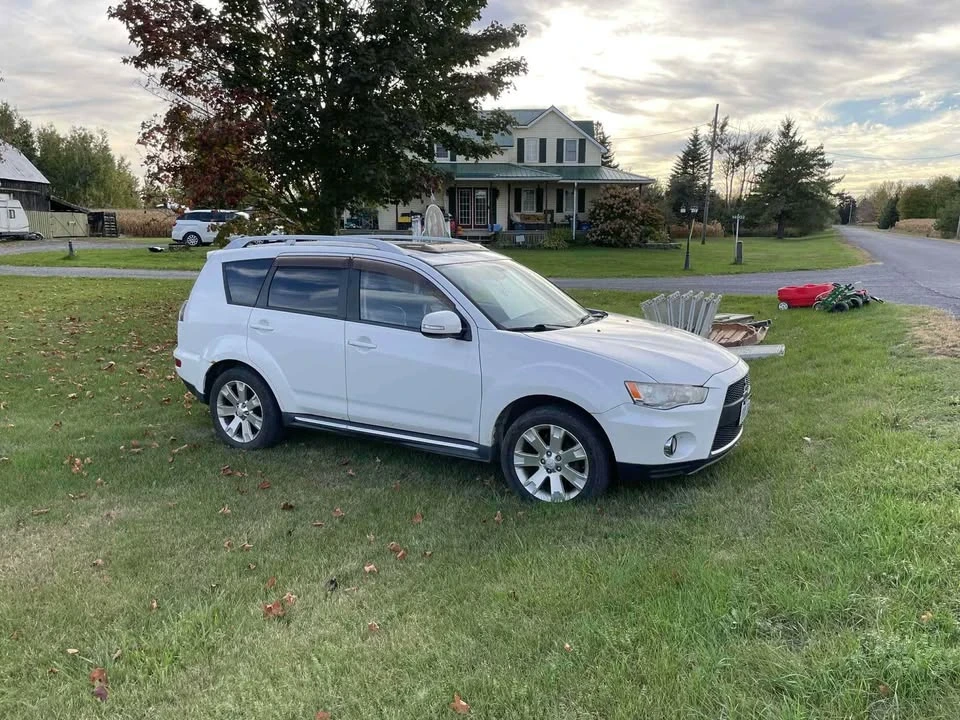 2010 Mitsubishi Outlander - Image 2 of 10