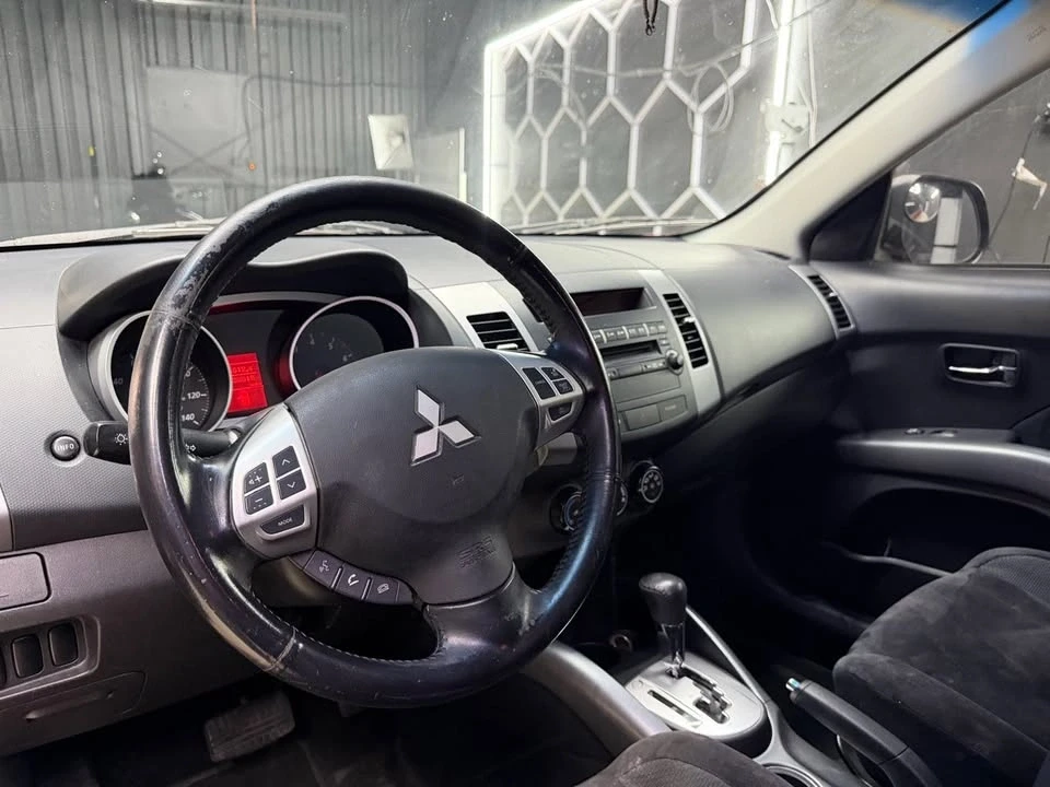2010 Mitsubishi Outlander - Image 19 of 20